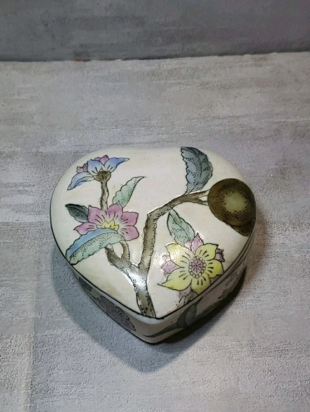 Vtg WBI Floral Porcelain Heart Shaped Lidded Trinket Box Jewlery - Picture 1 of 7